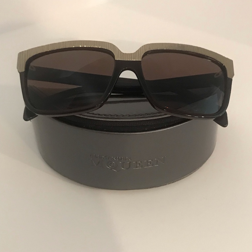 Stylish Gold and Black Sunglasses - Picture 6 of 6